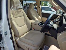
									TOYOTA Land Cruiser Wagon ZX Pearl White 2024′ F7ML5 full								