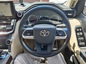 
									TOYOTA Land Cruiser Wagon ZX Pearl White 2024′ F7ML5 full								