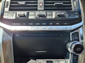 
									TOYOTA Land Cruiser Wagon ZX Pearl White 2024′ F7ML5 full								