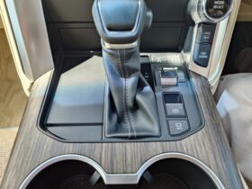 
									TOYOTA Land Cruiser Wagon ZX Pearl White 2024′ F7ML5 full								