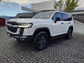 
									TOYOTA Land Cruiser Wagon GR Sport Pearl White 2023′ F7ML7 full								
