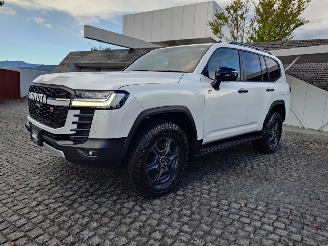 TOYOTA Land Cruiser Wagon GR Sport Pearl White 2023′ F7ML7
