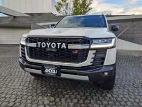 
									TOYOTA Land Cruiser Wagon GR Sport Pearl White 2023′ F7ML7 full								