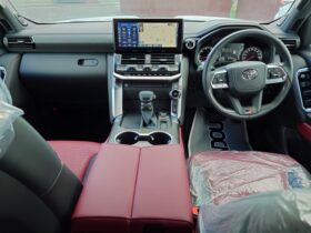 
									TOYOTA Land Cruiser Wagon GR Sport Pearl White 2023′ F7ML7 full								