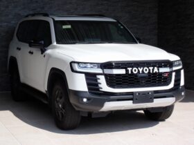 
									TOYOTA Land Cruiser Wagon GR Sport Diesel Turbo Pearl White 2023′ F7MNP full								