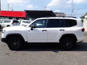 
									TOYOTA Land Cruiser Wagon GR Sport Diesel Turbo Pearl White 2023′ F7MNP full								