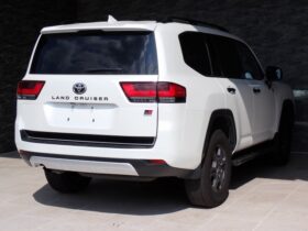 
									TOYOTA Land Cruiser Wagon GR Sport Diesel Turbo Pearl White 2023′ F7MNP full								