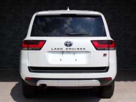 
									TOYOTA Land Cruiser Wagon GR Sport Diesel Turbo Pearl White 2023′ F7MNP full								