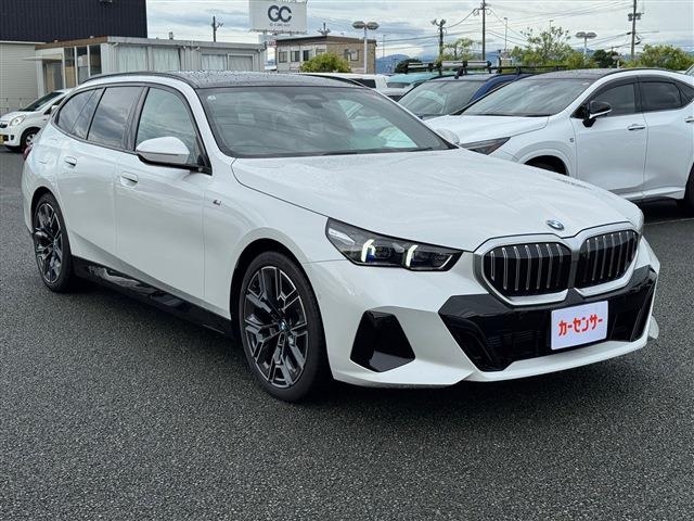 BMW 5 Series 523d xDrive M Sport White 2025′ F7YS5