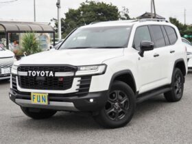 
									TOYOTA Land Cruiser Wagon GR Sport Pearl White 2024′ F9RUA full								