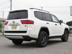 
									TOYOTA Land Cruiser Wagon GR Sport Pearl White 2024′ F9RUA full								