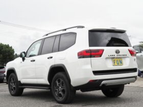 
									TOYOTA Land Cruiser Wagon GR Sport Pearl White 2024′ F9RUA full								