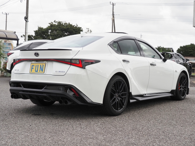 Lexus IS F Sport Mode Black S Pearl White 2022′ F9RUF