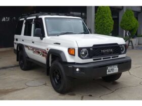 
									TOYOTA Land Cruiser Wagon AX White 2024′ FA19Y full								