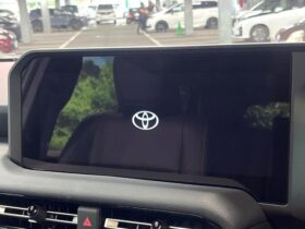 
									TOYOTA Land Cruiser Wagon VX Pearl White 2024′ FA4L5 full								