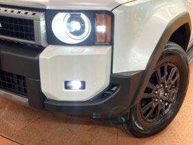 
									TOYOTA Land Cruiser Wagon VX Pearl White 2024′ FA4L5 full								