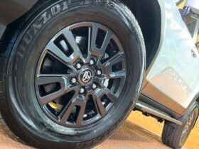 
									TOYOTA Land Cruiser Wagon VX Pearl White 2024′ FA4L5 full								