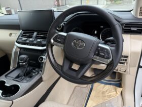 
									TOYOTA Land Cruiser Wagon ZX Pearl White 2024′ FBWZX full								