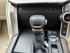 
									TOYOTA Land Cruiser Wagon ZX Pearl White 2024′ FBWZX full								
