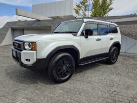 
									TOYOTA Land Cruiser Wagon VX First Edition Pearl White 2024′ FBX16 full								