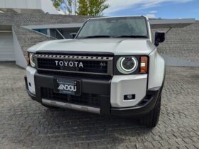 
									TOYOTA Land Cruiser Wagon VX First Edition Pearl White 2024′ FBX16 full								