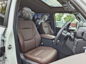 
									TOYOTA Land Cruiser Wagon VX First Edition Pearl White 2024′ FBX16 full								