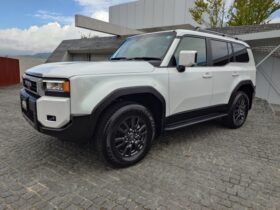
									TOYOTA Land Cruiser Wagon VX Pearl White 2024′ FBX18 full								