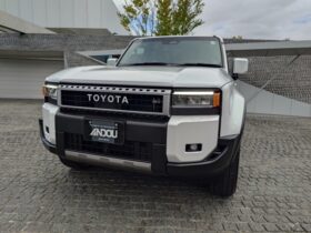 
									TOYOTA Land Cruiser Wagon VX Pearl White 2024′ FBX18 full								