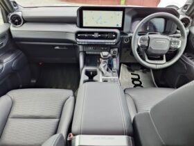 
									TOYOTA Land Cruiser Wagon VX Pearl White 2024′ FBX18 full								
