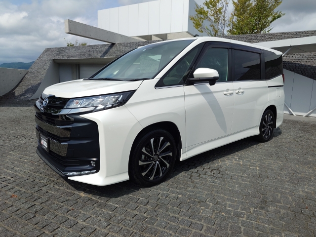 TOYOTA Noah S-Z Pearl White 2023′ FBX1G