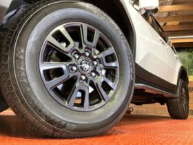 
									TOYOTA Land Cruiser Wagon VX Pearl White 2024′ FC4ZY full								