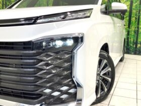 
									TOYOTA Voxy S-Z Pearl White 2025′ FC5DA full								