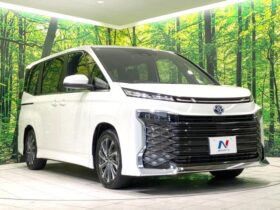 
									TOYOTA Voxy S-Z Pearl White 2025′ FC5DA full								