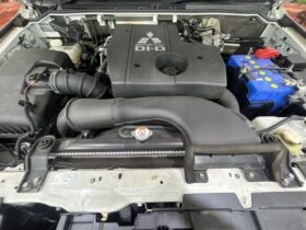 
									MITSUBISHI Pajero Exceed Pearl White 2018′ FC5N0 full								