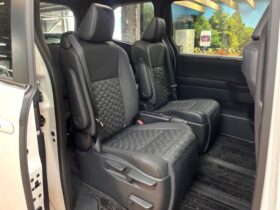 
									TOYOTA Voxy S-Z Pearl White 2025′ FC6IS full								