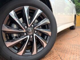 
									TOYOTA Voxy S-Z Pearl White 2025′ FC6IS full								