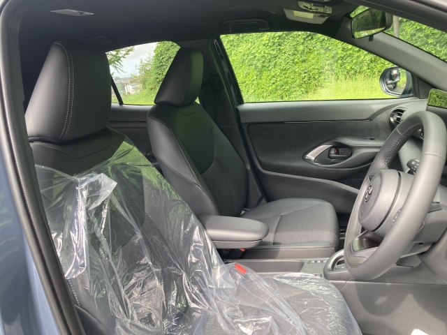 TOYOTA Yaris Cross Z Urbano Gray/Black 2025′ FCJZ8