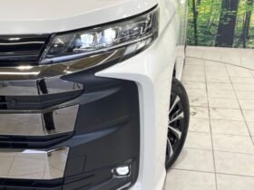 
									TOYOTA Noah Hybrid S-Z Pearl White 2023′ FEA0R full								