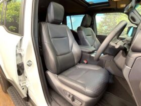 
									TOYOTA Land Cruiser Wagon VX Pearl White 2025′ FEANF full								