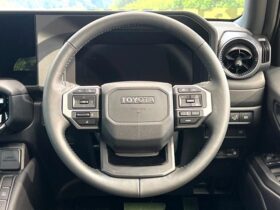 
									TOYOTA Land Cruiser Wagon VX Pearl White 2025′ FEANF full								