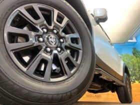 
									TOYOTA Land Cruiser Wagon VX Pearl White 2025′ FEANF full								