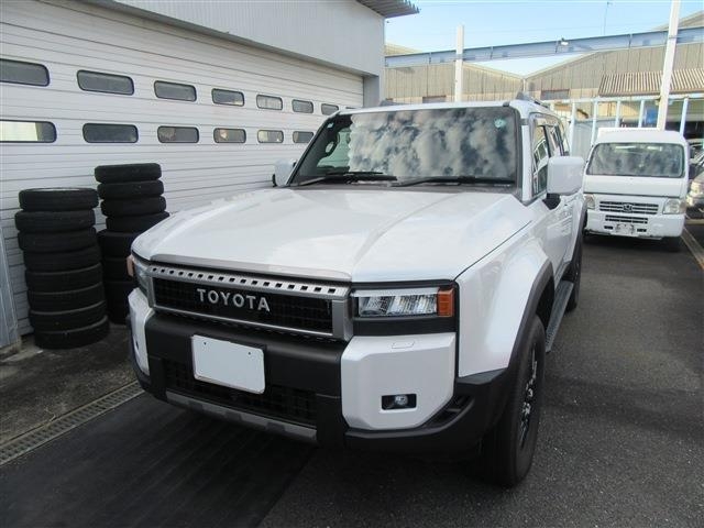 TOYOTA Land Cruiser Wagon 2.7 VX 7 people Pearl White 2024′ FEELO