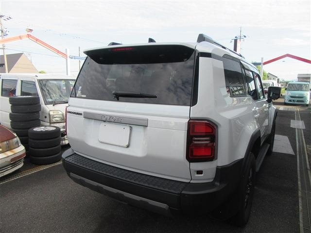 TOYOTA Land Cruiser Wagon 2.7 VX 7 people Pearl White 2024′ FEELO