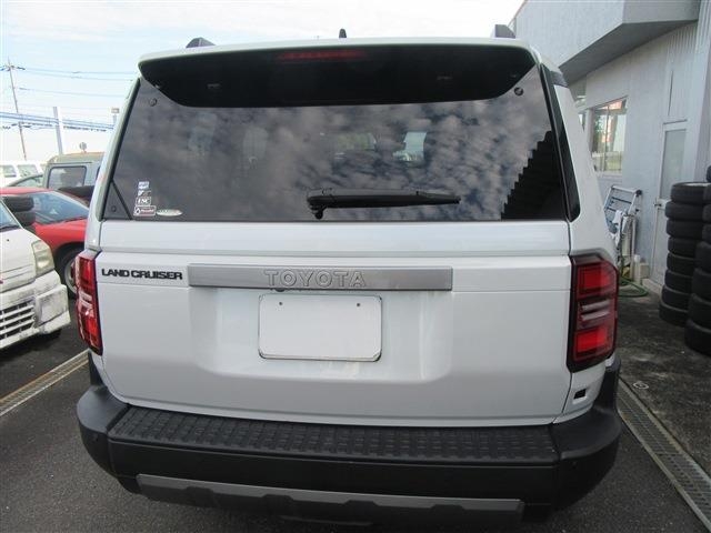TOYOTA Land Cruiser Wagon 2.7 VX 7 people Pearl White 2024′ FEELO