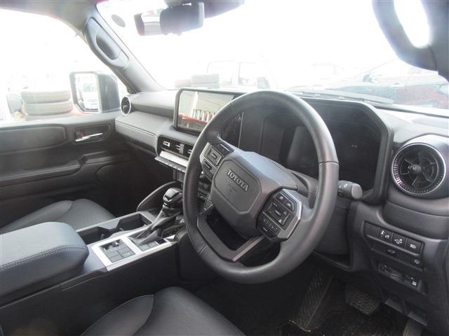 TOYOTA Land Cruiser Wagon 2.7 VX 7 people Pearl White 2024′ FEELO