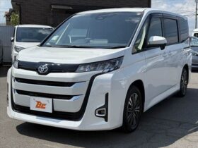 
									TOYOTA Noah G 10.5 Inch DA  Navi   Full Seg   Pearl White 2024′ FEEWC full								
