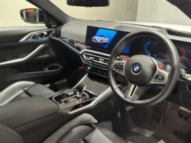 
									BMW M4 Competition M xDrive Pearl White 2024′ FG7BA full								