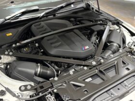 
									BMW M4 Competition M xDrive Pearl White 2024′ FG7BA full								