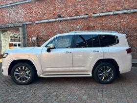 
									TOYOTA Land Cruiser Wagon ZX Pearl White 2023′ FGFO5 full								
