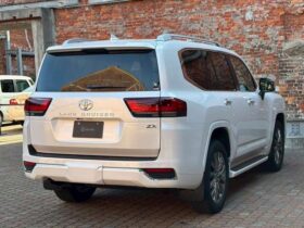 
									TOYOTA Land Cruiser Wagon ZX Pearl White 2023′ FGFO5 full								